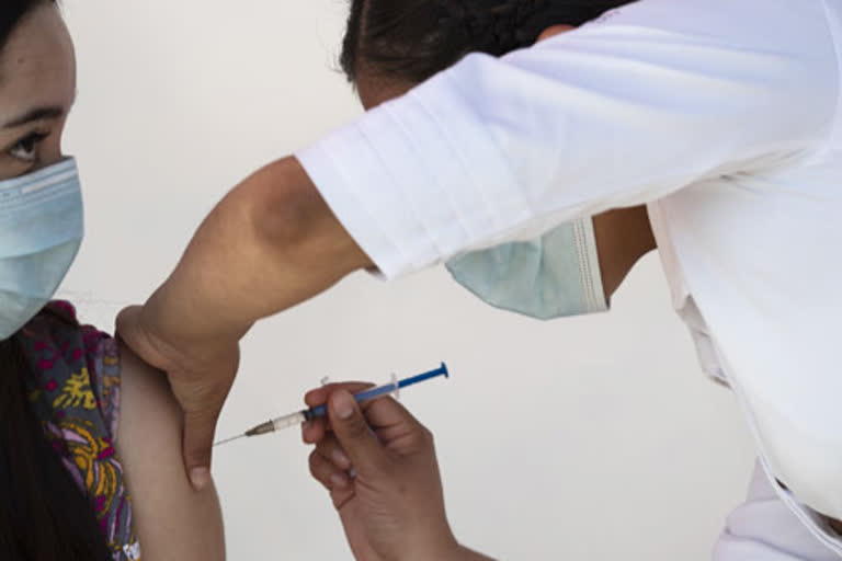 The nurse while talking on the cell phone and vaccinated the young woman twice  vaccination  young woman got vaccination twice  covid vaccine  covid  telengana  ഹൈദരാബാദിൽ യുവതിയ്ക്ക് രണ്ട് തവണ കൊവിഡ് വാക്സിന്‍ നൽകി ഡ്യൂട്ടി നഴ്‌സ്  വാക്സിനേഷന്‍  കൊവിഡ്  തെലങ്കാന  വാക്സിന്‍