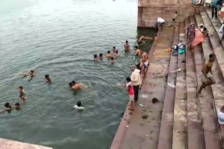 श्रद्धालुओं ने लगाई आस्था की डुबकी, Devotees worship in Tirthraj Machkund