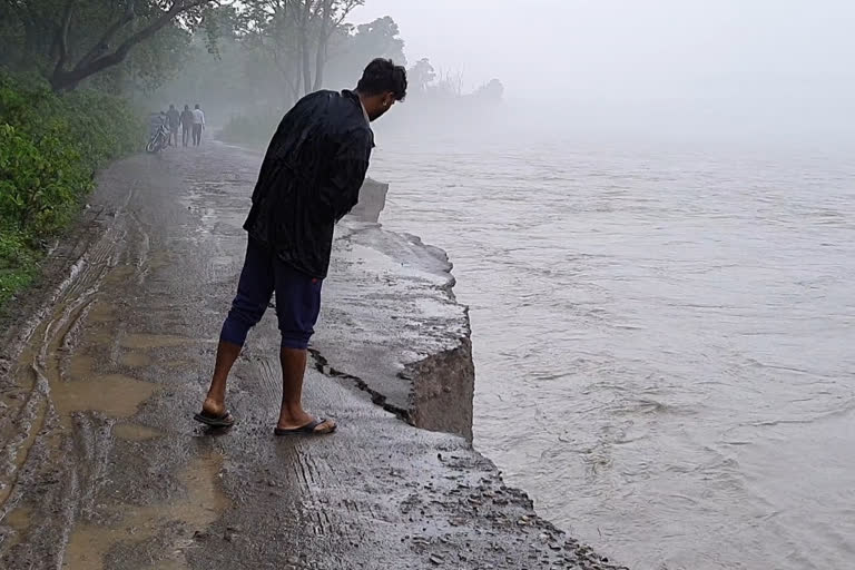 लगातार हो रही बारिश से कटा सड़क मार्ग