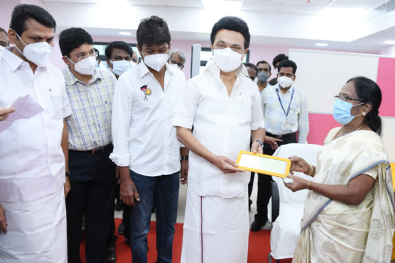 fencer bhavani devi  saber bhavani devi  5 lakhs fund for fencer bhavani devi  cm stalin give 5 lakhs fund for fencer bhavani devi  chennai news  chennai latest news  chennai cm stalin give 5 lakhs fund for fencer bhavani devi  cm stalin  mk stalin  வாள்வீச்சு வீராங்கனை  வாள்வீச்சு வீராங்கனை பவானிதேவி  வாள்வீச்சு வீராங்கனைக்கு 5 லட்சம் ரூபாய் நிதியுதவி  சென்னை செய்திகள்  சென்னை வாள்வீச்சு வீராங்கனைக்கு 5 லட்சம் ரூபாய் நிதியுதவி  ஒலிம்பிக் போட்டி