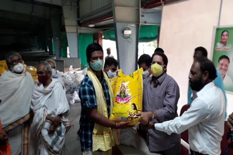 umar alisha and  ajema jeherma trust distribute rice to priest