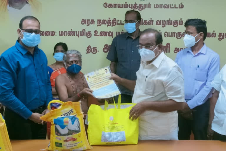 கோயில் பணியாளர்களுக்கு நிவாரணத் தொகை வழங்கிய அமைச்சர்