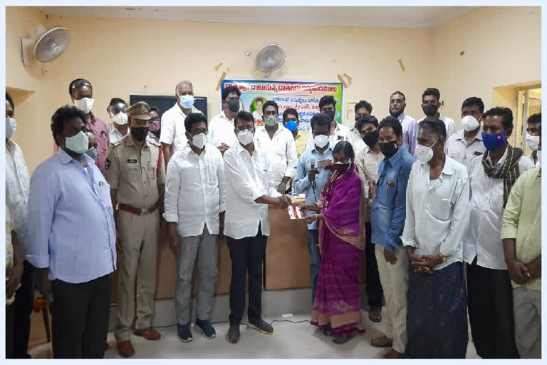 Donation to Journalist : దివంగత విలేకరి పితాజీ కుటుంబానికి రూ.6 లక్షల విరాళం