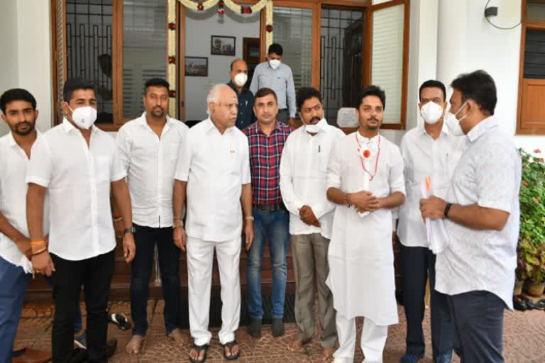 vinay-guruji-met-cm-bs-yadiyurappa