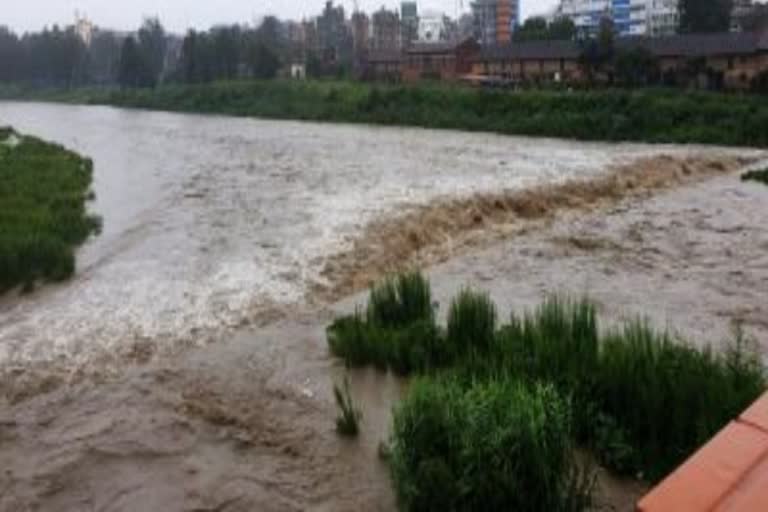 Landslides and floods kill 18 in Nepal  Landslides in Nepal  floods kill 18 in Nepal  Landslides kill 18 in Nepal  Nepal flood news  Landslides and floods news  Nepal Landslides and floods news  പ്രളയം വാർത്തകള്‍  നേപ്പാള്‍ പ്രളയം  കാഠ്മണ്ഡു