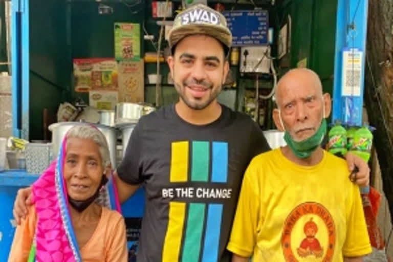 YouTuber Gaurav Wasan with Kanta Prasad and his wife