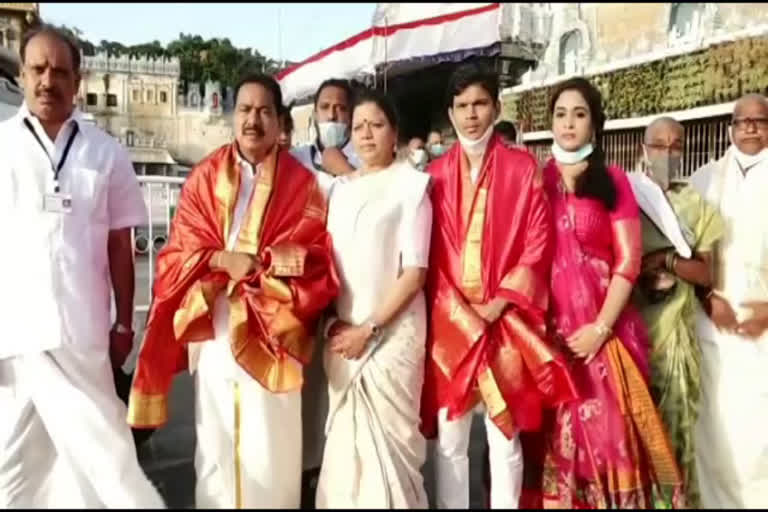 minister vishwarup family darshan at tirimala