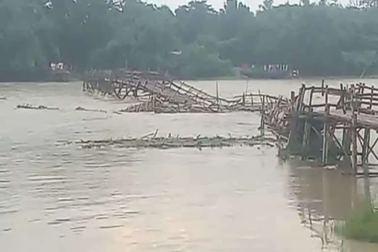 ডিভিসি জল ছাড়ায় ভাঙল কুলিয়া ঘাটের বাঁশের সেতু তাতে প্লাবিত একাধিক গ্রাম