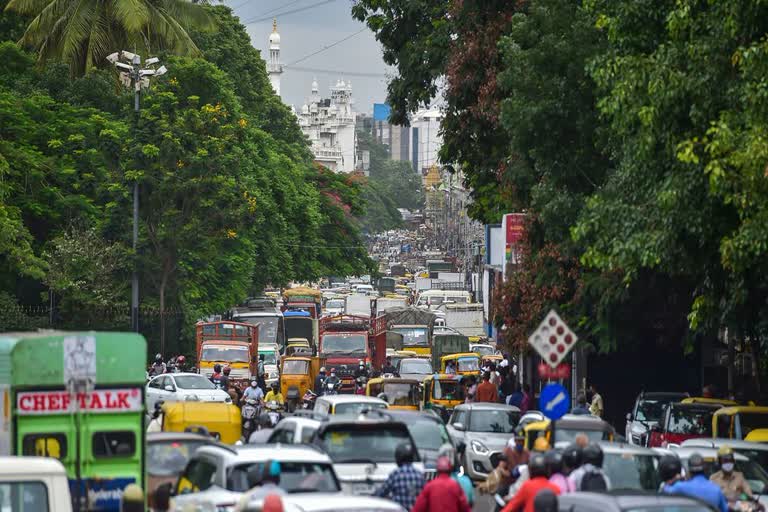 കൊവിഡ്‌ നിയന്ത്രണം  നിയന്ത്രണങ്ങളിൽ ഇളവ്‌ നൽകി കർണാടക  കർണാടക  Hotels begin service, metro & buses  17 districts of Karnataka  കൂടുതൽ ഇളവുകളുമായി കർണാടക  ബസുകളും മെട്രോയും പ്രവർത്തനം പുനരാരംഭിച്ചു