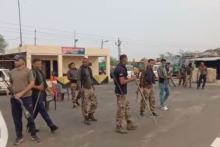 Dholpur news, blocked on highway