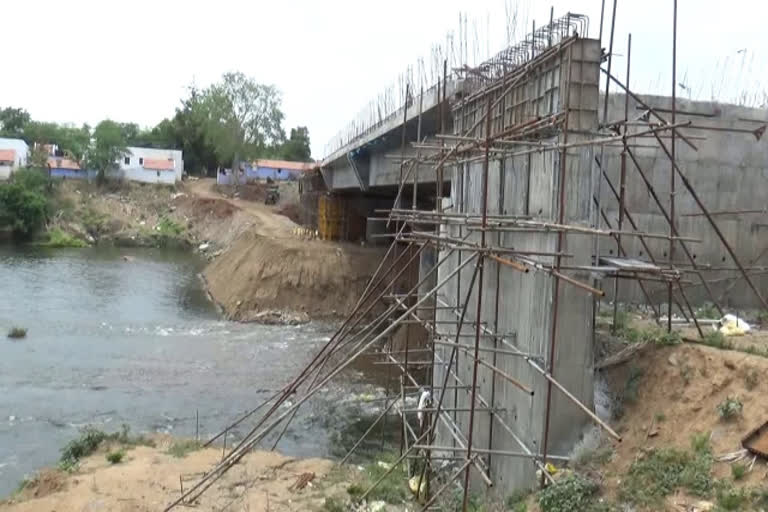 bhavanisahar dam  erode bhavanisahar dam  erode bridge development work was going on bhavanisahar dam  bridge development work was going on bhavanisahar dam  erode news  bhavanisahar dam  ஈரோடு செய்திகள்  ஈரோடு பவானிசாகர் அணை  பவானிசாகர் அணை  பவானிசாகர் அணை பாலம் கட்டுமானப் பணி  பவானிசாகர் அணை புதிய பாலம் கட்டுமானப் பணி தீவிரம்