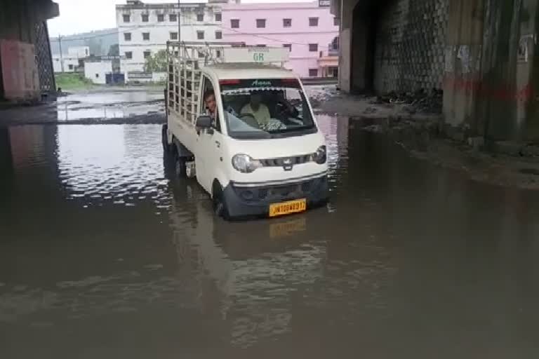 under-construction-gt-road-turned-into-a-pond-in-dhanbad