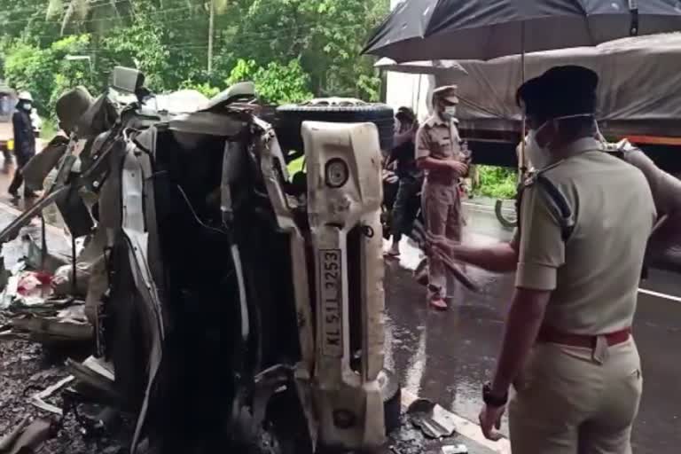 Five killed in a car-lorry accident in Kozhikode