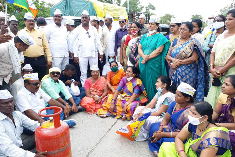 Block the road in front of the Collector's office by protesting against the fuel price hike of the vanchit Bahujan Aghadi