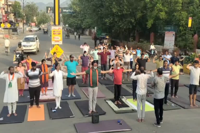 बीजेपी कार्यकर्ताओं ने किया योग, BJP workers did yoga