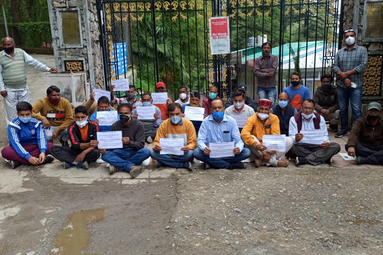 Traders protest against government in Mussoorie