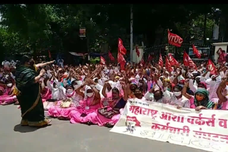 asha worker's agitation for increse in payroll in snagali