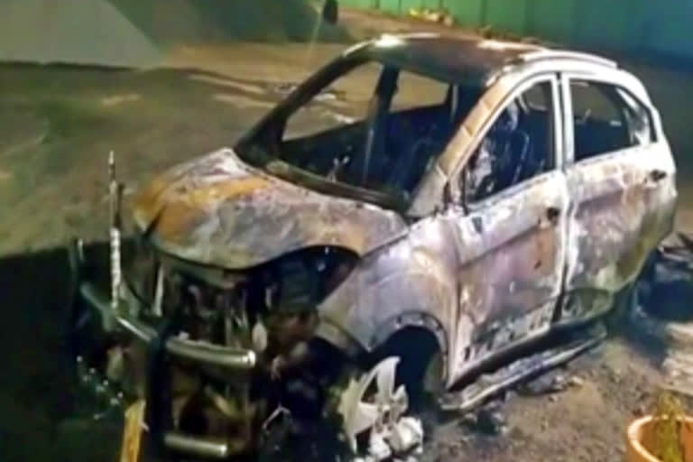 Miscreants hurl petrol bomb at Sasikala supporter's car in Ramanathapuram