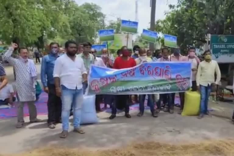 farmer strike for not saleing of paddy in barpalli