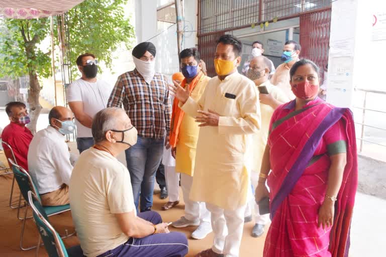 East Delhi Mayor Shyam Sundar Agarwal visits COVID-19 vaccination centers