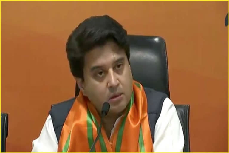 BJP MP jyotiraditya scindia  jyotiraditya scindia security lapse in morena  Madhya Pradesh Latest News  Morena Nine police personnel suspend  Morena police  Gwalior Police  lapse in Scindia's convoy  ജോതിരാദിത്യ സിന്ധ്യ  ഇസഡ് കാറ്റഗറി സുരക്ഷ  ബിജെപി നേതാവും രാജ്യസഭ എംപിയുമായ ജോതിരാദിത്യ സിന്ധ്യ  മധ്യപ്രദേശ് വാർത്തകൾ  മൊറീന, ഗ്വാളിയാർ ജില്ലകൾ