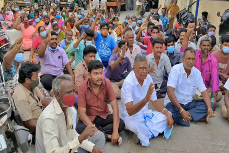 health workers protest  ranipettai health workers protest  ranipettai news  ranipettai latest news  protest  workers protest  ராணிபேட்டை செய்திகள்  தூய்மை பணியாளர்கள் போராட்டம்  முறையாக ஊதியம் வழங்காததை கண்டித்து தூய்மை பணியாளர்கள் போராட்டம்  ராணிபேட்டை தூய்மை பணியாளர்கள் போராட்டம்  வாலாஜாபேட்டை நகராட்சி தூய்மை பணியாளர்கள் போராட்டம்  போராட்டம்  health workers protest against not being paid properly in ranipet