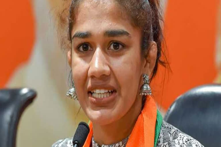 Farmers wave black flags outside IYD event venue  Black flags raised outside IYD event venue  Babita Phogat  Black flags waved against BJP's Babita Phogat  Babita Phogat news  IYD event  International Yoga Day  കരിങ്കൊടി ഉയർത്തി കർഷകർ  ബബിത ഫോഗാട്  അന്താരാഷ്‌ട്ര യോഗാ ദിനാചരണം  കർഷക സമരം