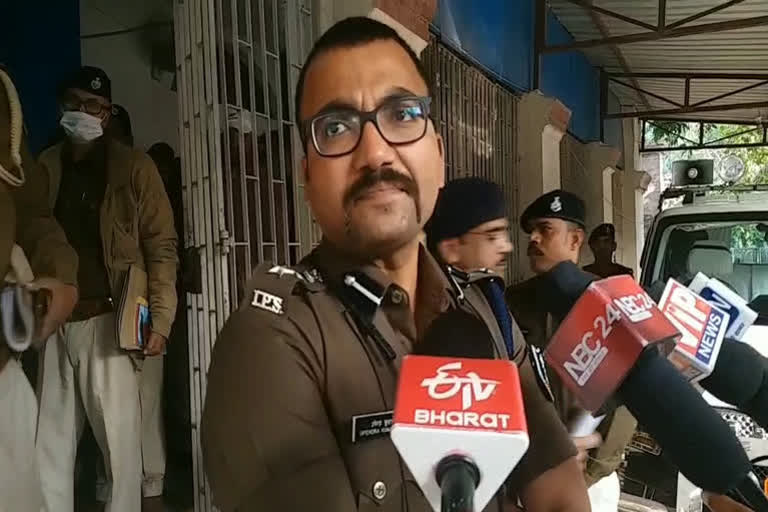 police arrested  three constables due to taking bribe in patna