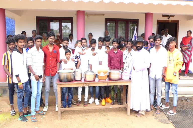 ഇളയ ദളപതിയുടെ ജന്മദിനം  ജീവകാരുണ്യ പ്രവർത്തനങ്ങളിലൂടെ ആഘോഷമാക്കി ആരാധകർ  ഫാൻസ് അസോസിയേഷൻ  വിജയ്‌  Fans  Fans celebrated vijay's birthday through charitable activities  vijay  charitable activities  fans association  കുരുവിളാസിറ്റി  ശാന്തൻപാറ  ചിന്നക്കനാൽ