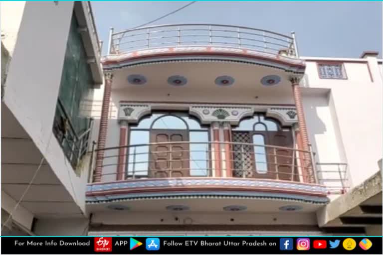 youths threw the teenager girl two-storey house in mathura  मथुरा में तीन युवकों ने किशोरी को दो मंजिला मकान से फेंका  three youths beat up a family in chhata police station area  छाता थाना क्षेत्र में तीन युवकों ने एक परिवार को पीटा  teenage girl thrown from the roof in mathura  किशोरी लड़की को छत से फेंका  footage of teenage girl being thrown off the roof  मथुरा समाचार  mathura news