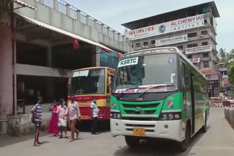 ksrtc first lng bus service in ernakulam-kozhikode route  കെഎസ്ആർടിസി  എൽഎൻജി  ബസ് \  കെഎസ്ആർടിസി ബസ്  കെഎസ്ആർടിസിയുടെ എറണാകുളം-കോഴിക്കോട് റൂട്ടിലെ ആദ്യ എൽഎൻജി ബസ് കോഴിക്കോട് എത്തി  കോഴിക്കോട് കെഎസ്ആർടിസി ബസ് സ്റ്റാൻ്റ്  ഹരിത ഇന്ധനം  ഡിപ്പോ