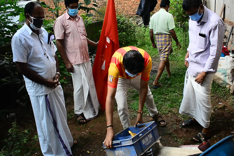 പാഴ്വസ്തുക്കൾ വിറ്റ് വിദ്യാർഥികൾക്ക് സ്മാർട്ട് ഫോൺ റീ സൈക്കിൾ യാത്ര smartphone from scraps cpi new project buying smartphones to students റീ സൈക്കിൾ യാത്ര സിപിഐ വാർത്തകൾ വിദ്യാർഥികൾക്ക് സ്മാർട്ട് ഫോൺ