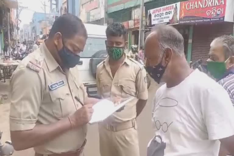 baleswar police collected fine some cloth stores in baleswar due to covid guideline violation