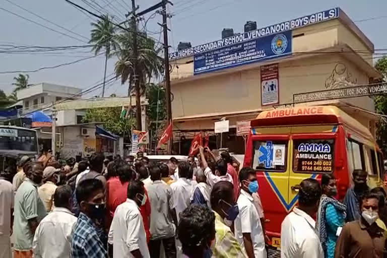 വിഴിഞ്ഞത്ത് യുവതി തീകൊളുത്തി മരിച്ച സംഭവം  വിഴിഞ്ഞം  തീകൊളുത്തി മരിച്ചു  മൃതദേഹവുമായി നാട്ടുകാർ റോഡ് ഉപരോധിച്ചു  അർച്ചനയുടെ മരണം  Vizhinjam Woman death  locals block road with dead body  archana  Vizhinjam archana