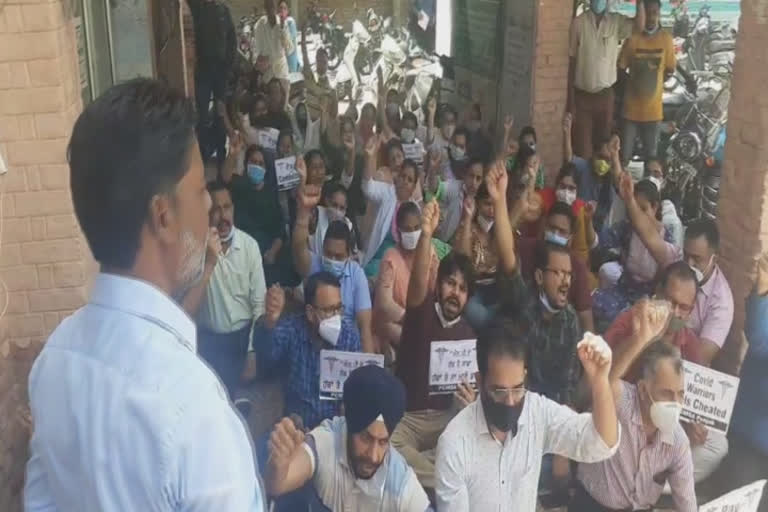 PROTEST: ਪੇ ਕਮਿਸ਼ਨ ਦੀ ਰਿਪੋਰਟ ਨੂੰ ਲੈ ਕੇ ਡਾਕਟਰਾਂ ਦਾ ਧਰਨਾ ਜਾਰੀ