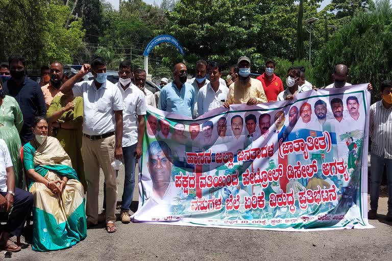 ಬೆಲೆ ಏರಿಕೆ ಖಂಡಿಸಿ ಕಡಲೆಕಾಯಿ ತಿಂದು ಹಾಸನದಲ್ಲಿ ಜೆಡಿಎಸ್​ ಪ್ರತಿಭಟನೆ