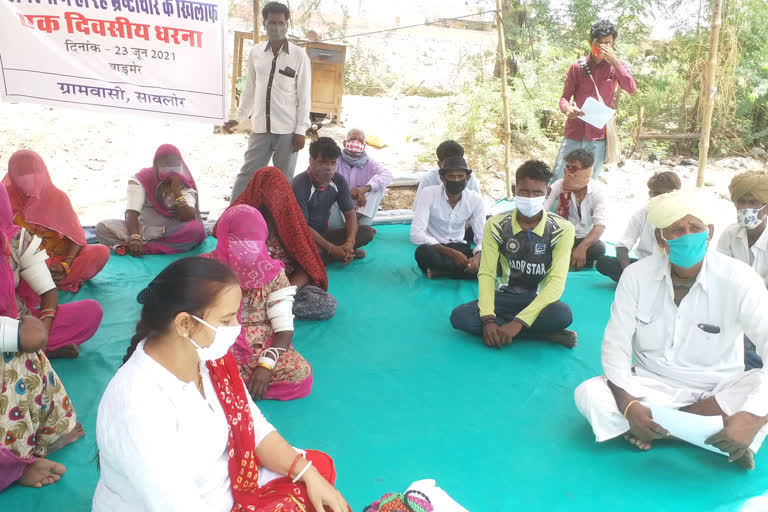 barmer news, Corruption case in NREGA, बाड़मेर में ग्रामीणों का प्रदर्शन