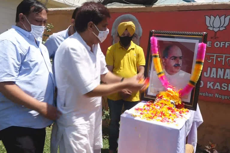 BJP Pays Floral Tribute