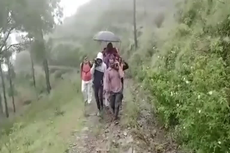 The sick elderly were taken to the hospital on foot