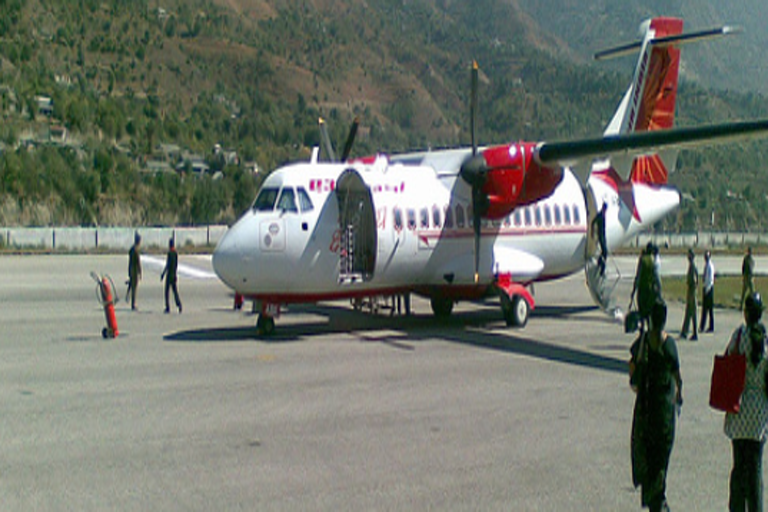 Clash between SP Kullu and Chief Minister Security Officer in kullu  There has been a clash between Kullu Superintendent of Police Gaurav Singh and a security officer (ASP) of Himachal Pradesh Chief Minister Jai Ram Thakur at the Bhuntar airport.  Clash between SP Kullu and Chief Minister Security Officer in kullu  Police officials present on the spot intervened and separated the duo.  However, the video of the incident has gone viral on social media.  ഹിമാചലില്‍ എസ്‌.പി, എ.എസ്.പി റാങ്കിലുള്ള പൊലീസുകാര്‍ തമ്മില്‍ കൈയ്യാങ്കളി  അഭിപ്രായ വ്യത്യാസത്തെ തുടര്‍ന്നാണ് ഇരു ഉദ്യോഗസ്ഥന്മാര്‍ക്കിടയില്‍ തർക്കം ഉടലെടുത്തതും പരസ്‌പരം കയ്യേറ്റം നടന്നതും.  കുളു എസ്‌.പി ഗൗരവ് സിങും ഹിമാചൽ പ്രദേശ് മുഖ്യമന്ത്രി ജയ് റാം താക്കൂറിന്‍റെ സുരക്ഷ ഉദ്യോഗസ്ഥനും തമ്മിലാണ് ഏറ്റുമുട്ടിയത്.  അഭിപ്രായ വ്യത്യാസത്തെ തുടര്‍ന്ന് ഇരു ഉദ്യോഗസ്ഥന്മാര്‍ക്കിടയില്‍ രൂക്ഷമായ തർക്കം ഉടലെടുക്കുകയും പരസ്‌പരം കയ്യേറ്റം നടത്തുകയുമായിരുന്നു.  കുളു എസ്‌.പിയാണ് എ.എസ്.പി റാങ്കിലുള്ള മുഖ്യമന്ത്രിയുടെ സുരക്ഷ ഉദ്യോഗസ്ഥനെ ആദ്യം മര്‍ദിച്ചത്.