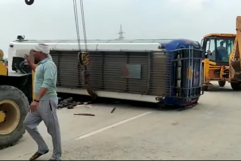 Bus overturned in Mirzapur