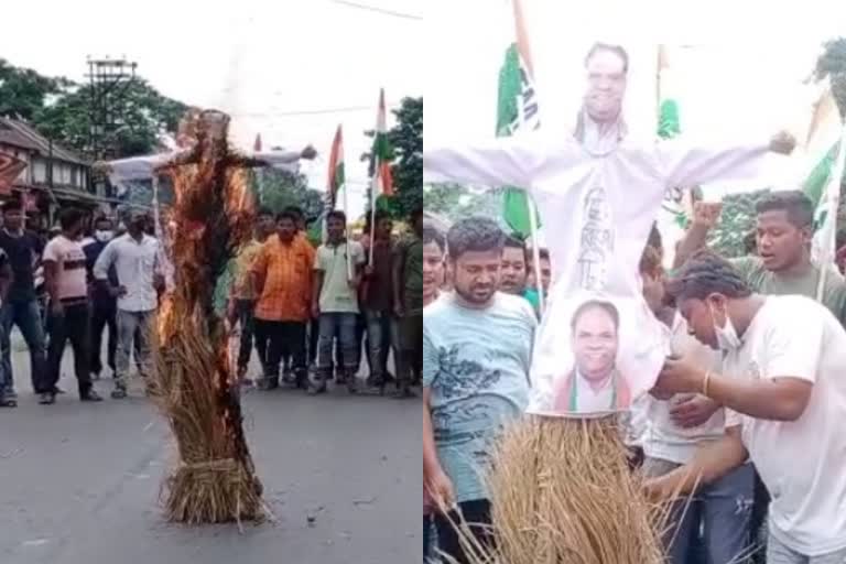 কোচবিহারের মাথাভাঙায় জন বারলার কুশপুতুল জ্বালিয়ে বিক্ষোভ যুব তৃণমূলের