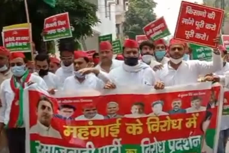 SP leaders protest against inflation in noida