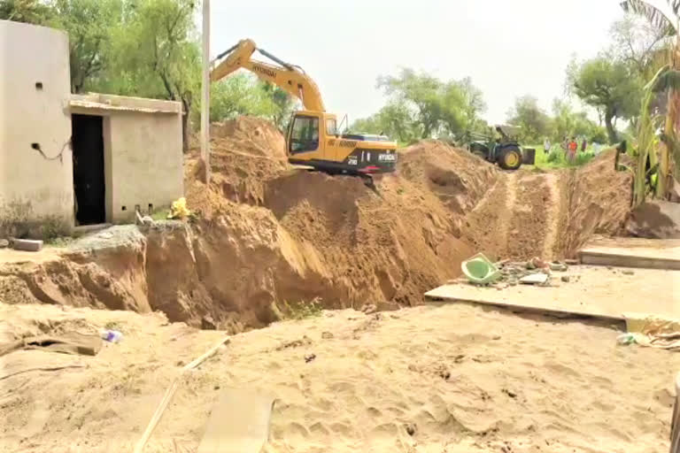 Rescue operation continues, worker buried in the well