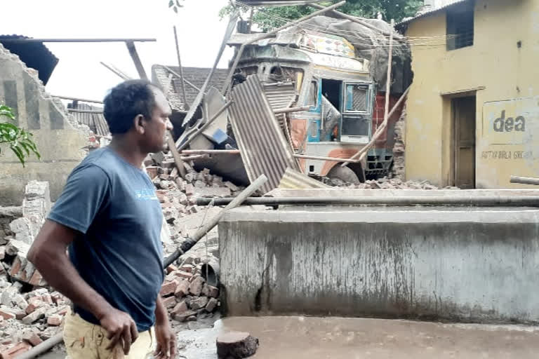 truck rammed into a hotel and caused an accident on Dhule-Surat National Highway