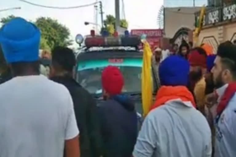 Agitating farmers attack Union Minister's car in Punjab