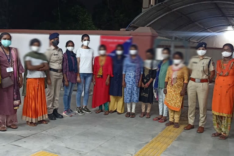 8 girls rescued from ranchi railway station