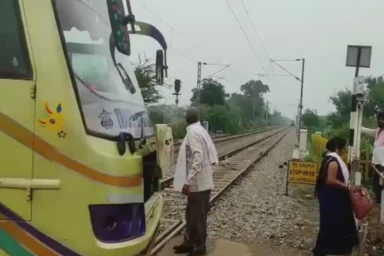 Bus came in front of train in Jabalpur