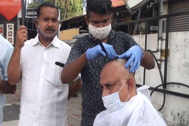 Shave heads and protested on increase in fuel prices  കോട്ടയത്ത് തലമൊട്ടയടിച്ച് പ്രതിഷേധം  ചങ്ങനാശേരിയിൽ പ്രതിഷേധം  Protest in Changanasseri