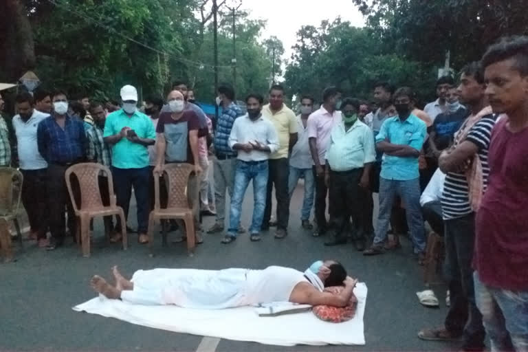 RJD leader Suresh Agarwal went on hunger strike by lying on road in Pakur